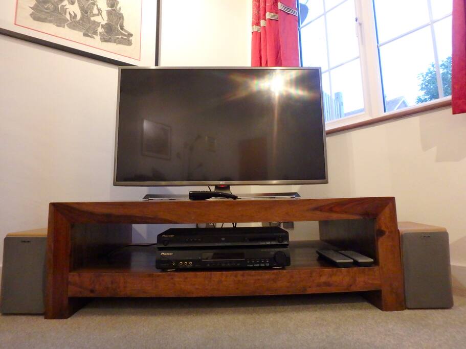 Large living room equipped smart TV with freeview, Netflix, BBC Iplayer, 40D, Youtube plus more. Very comfortable sofas and airmchair with cosy 2 seater love rotation chair