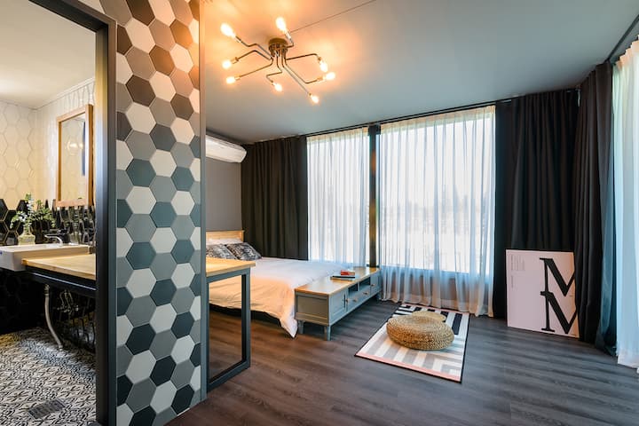 从一楼套房卧室的正门可俯瞰。 在照片右下角的空空间里，提供漂亮的三层折叠标准双人床垫。 因此，如有必要，此卧室可入住4人。