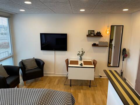 Stay in the city center with your own parking space, 5G WiFi and Apple TV