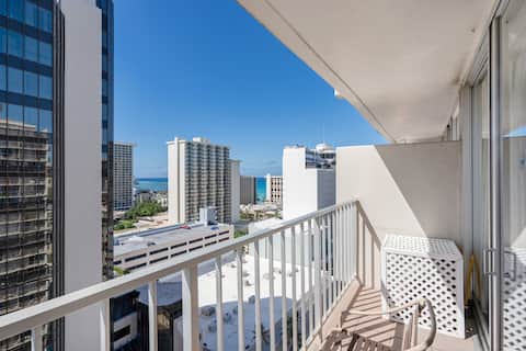 Quaint Studio-Heart of Waikiki & FREE parking