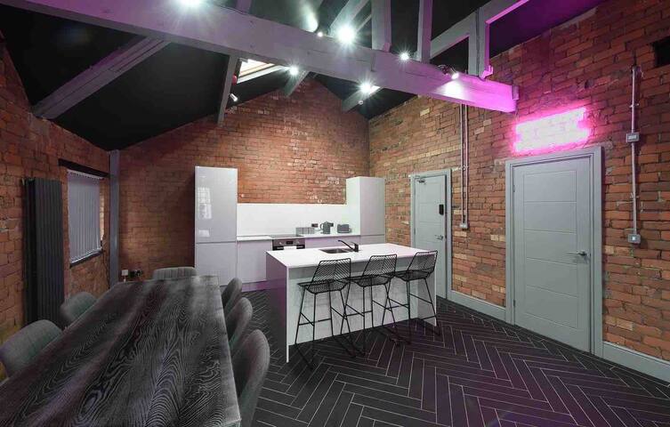 Casa Nomade Penthouse slps 20 people Mcr centre gallery image 4