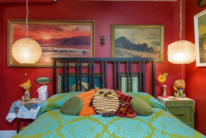 Retro Space w/Private Bath & Separate Entrance