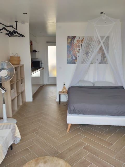 "L'entre-deux"
Equipped studio in the heart of Allex