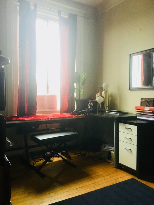 Vous pouvez utiliser le bureau se trouvant dans la chambre à coucher .
