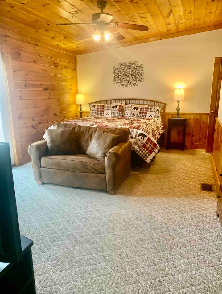 غرفة نوم علوية/علوية بسرير كينج وأريكة نوم مزدوجة وشرفة لمشاهدة الألعاب النارية من