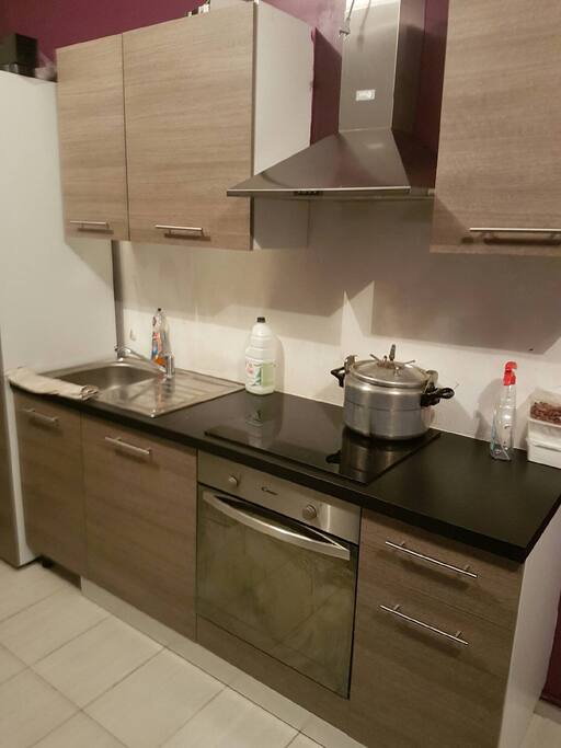 Cuisine équipée de tout le nécessaire électroménager et ménager