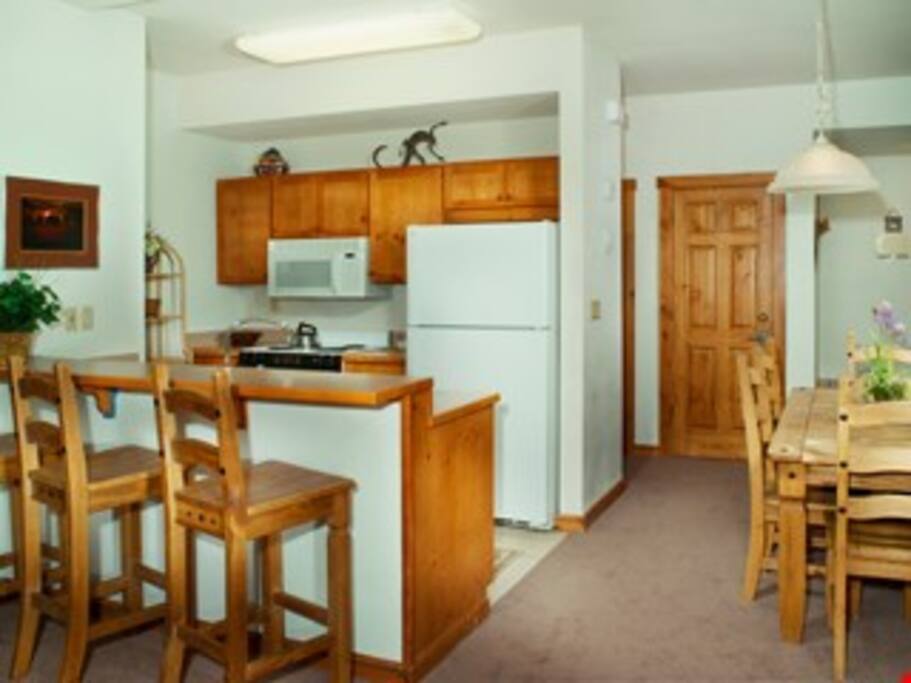 Prepare meals in the fully equipped kitchen and enjoy them together at the dining table.