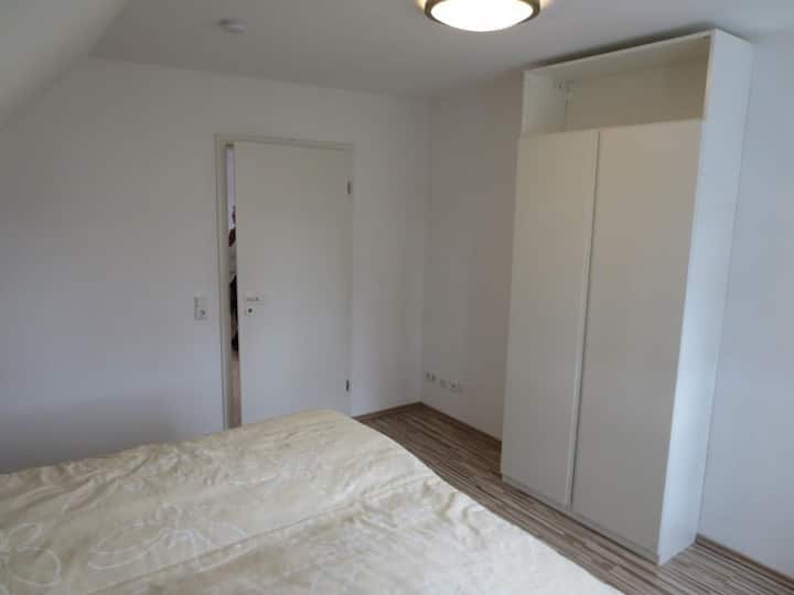 ห้องนอน
เตียงคู่ 180x220
เตียงหรูหรา (เตียงพอร์ต) พร้อมทีวี 40 นิ้ว