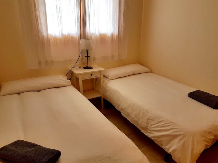 Deux lits simples avec une armoire. Oreiller neuf, draps neufs, courtepointes neuves, courtepointes de couverture neuves, serviettes de bain neuves et plus de lumière dans la chambre. Radiateur à la chambre.