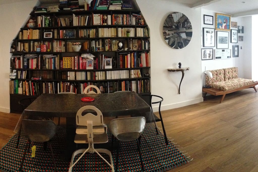 Salon et sa bibliothèque fournie