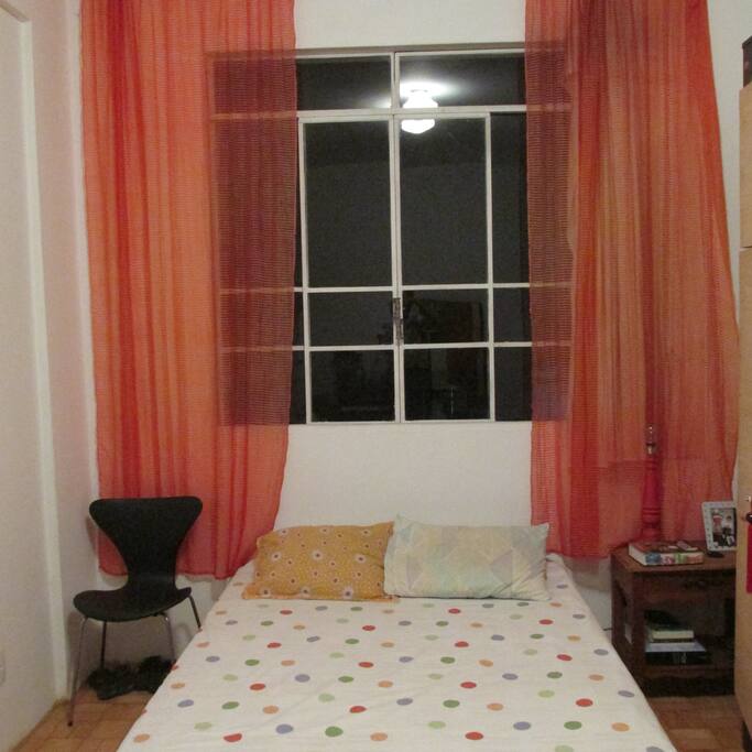 Quarto com cama de casal