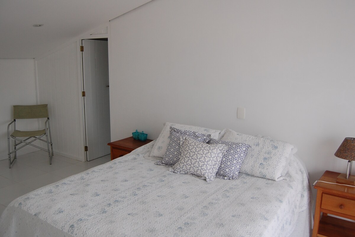 Cuarto piso, en el tercer piso de la casa / cuarta suite, en el tercer piso.