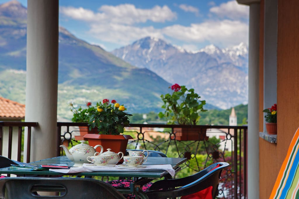 The perfect spot for breakfast.. have a coffee and enjoy these lovely panoramic views