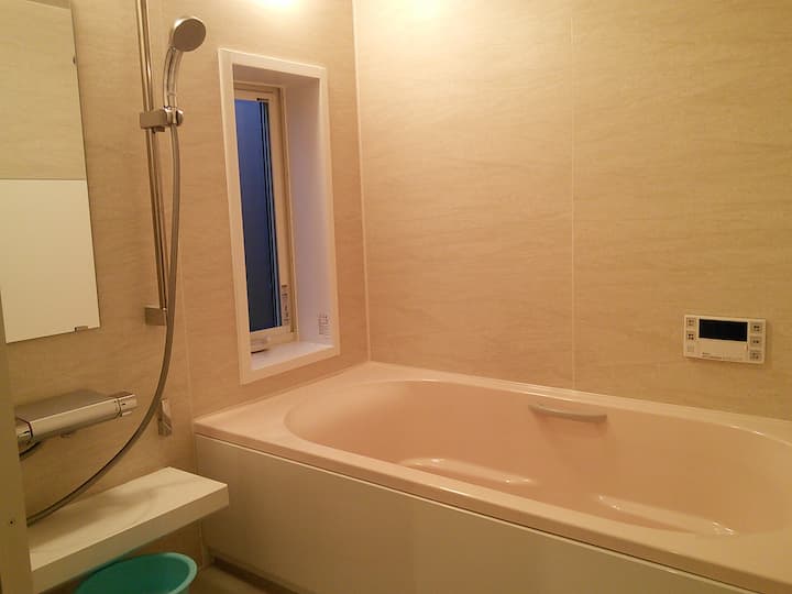 bath room
お風呂は新しくしました。広めのバスタブになっております。