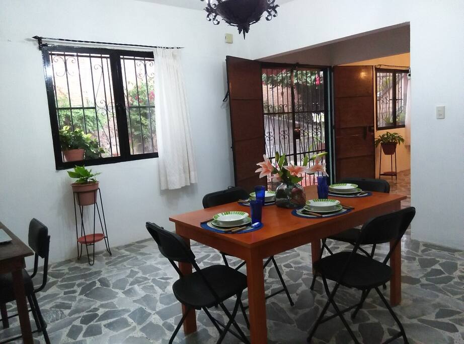 Amplio comedor con vista al patio