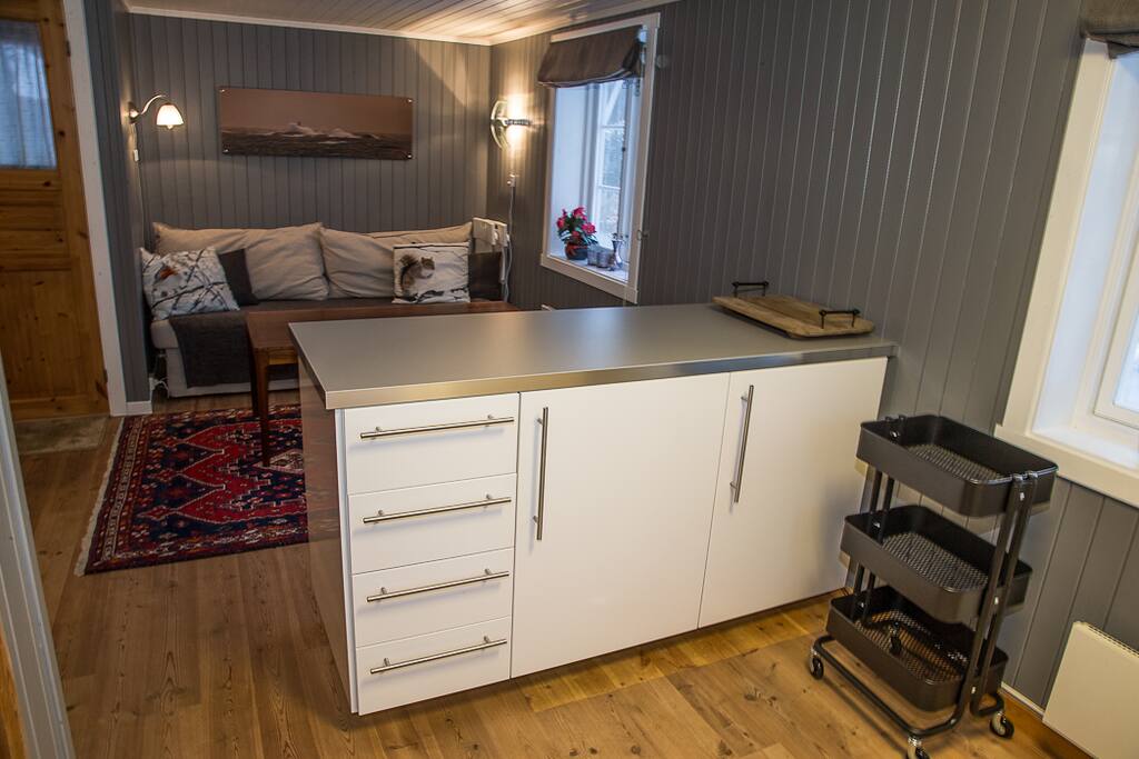 Stue sett fra kjøkkenet (Skuffer, kjøle- og fryseskap)