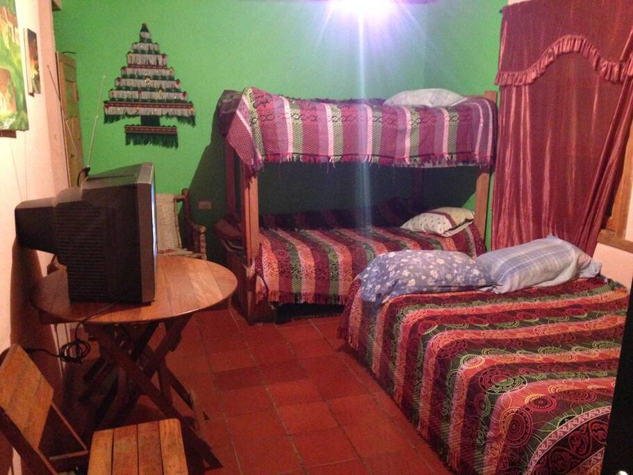 Baño privado
Agua
Televisor
Chimenea
Zona wifi)))
ParqueaderoPrivado