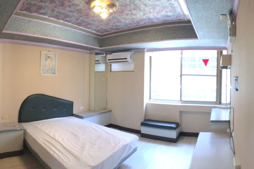 液晶電視,冷氣,免費無線上網。
7-11 在對面。 平日$800 / 晚,假日 $1000/晚.
TV,Air Conditioning,Free Wifi.
Across from 7-11
NT$800 up