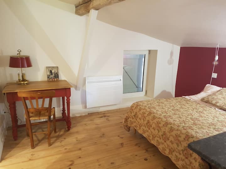 Crvena spavaća soba na katu, s prozorom u zemlju, omogućuje vam da vidite unutrašnjost na strani doline Cérou.