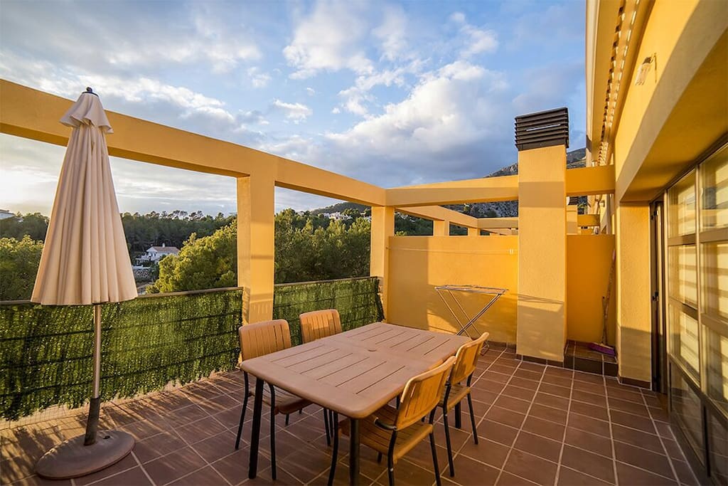 Terraza privada en la zona exterior con vistas abiertas a la montaña y al sky line de Benidorm