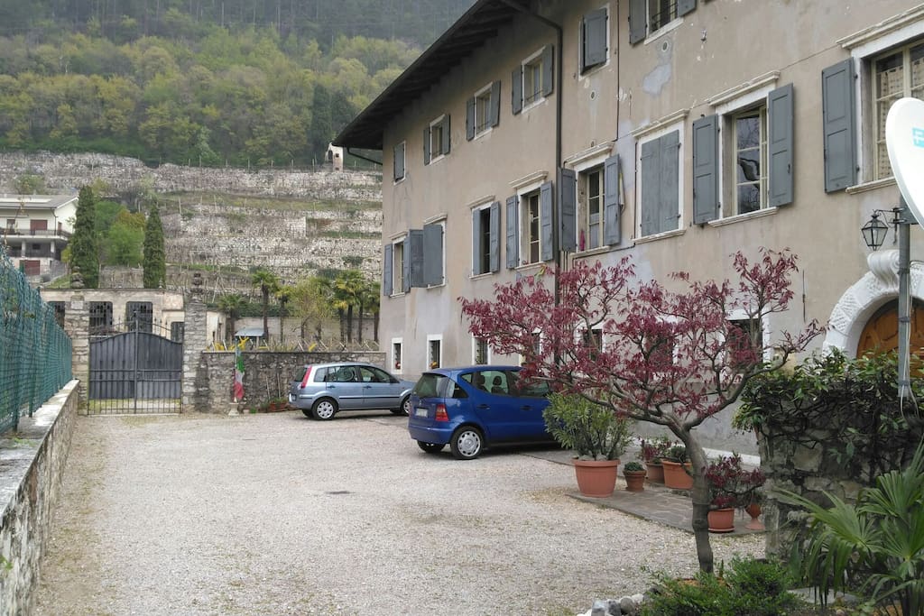 Palazzo esterno con montagna e vigneto