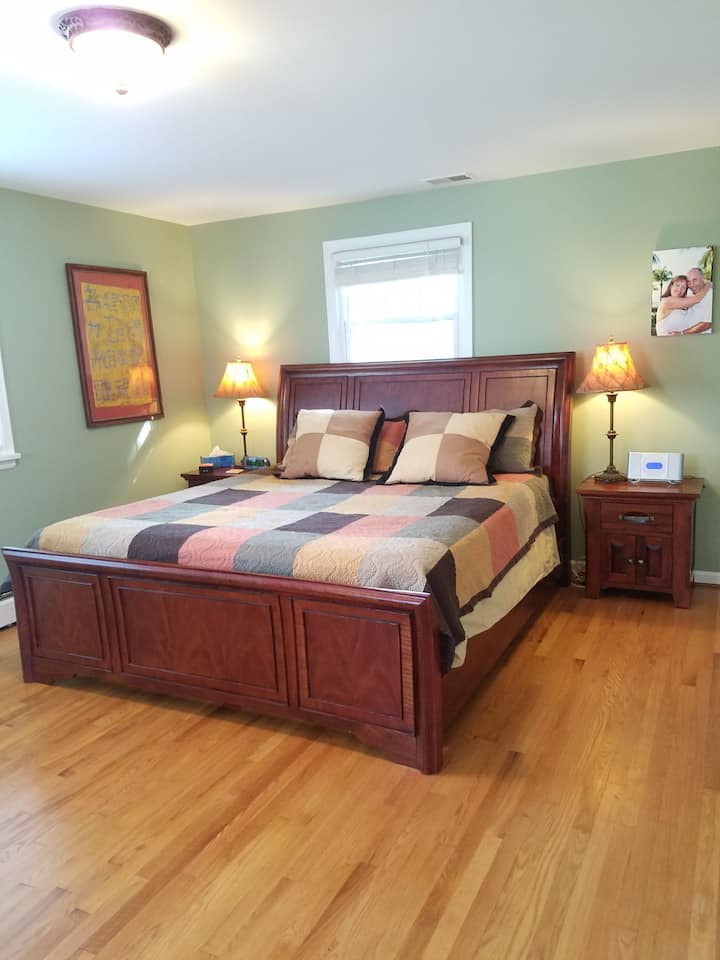 Dormitorio principal.  Cama tamaño king.