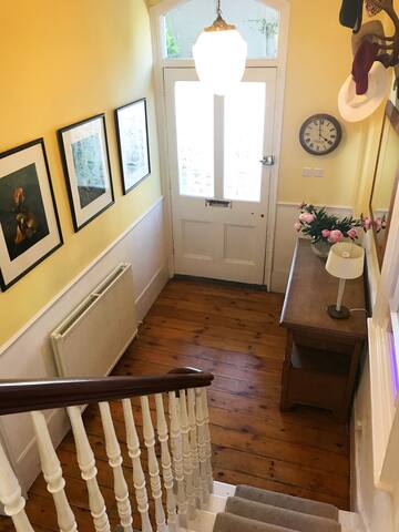 Large family home in N4. gallery image 3
