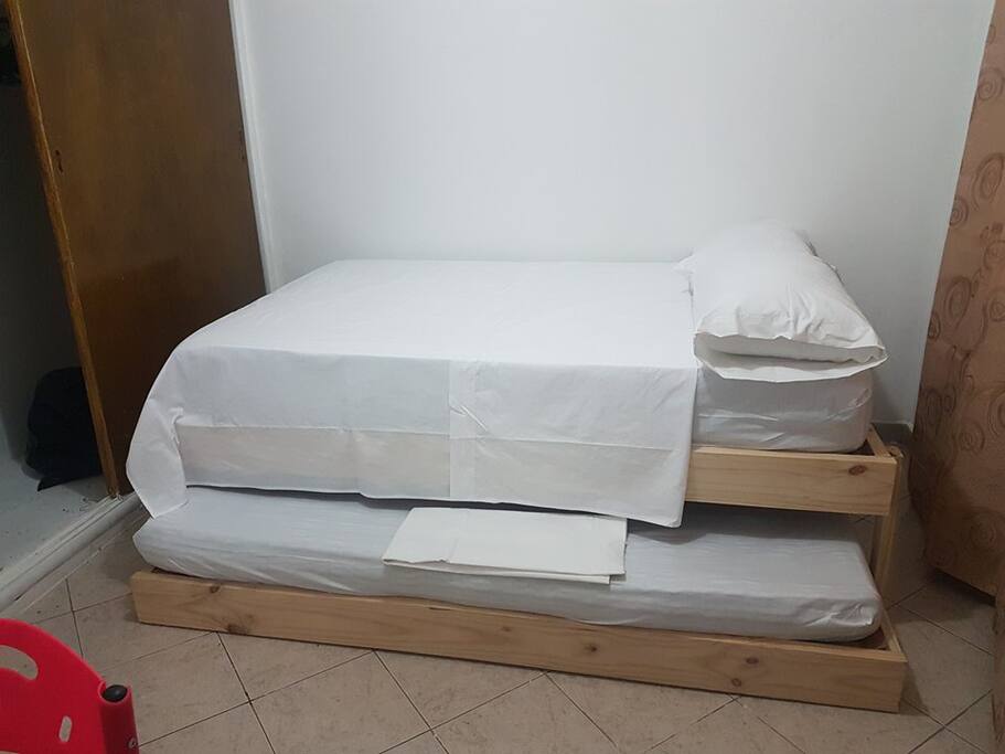 Cama queen con cama tarima sencilla