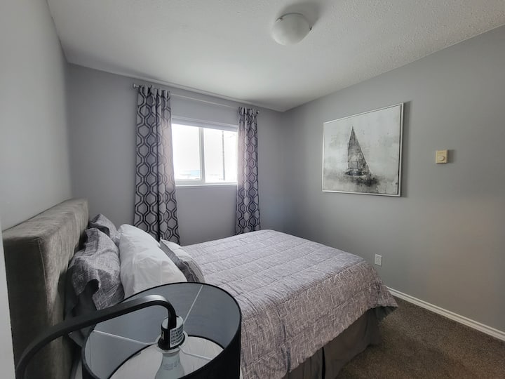 Допълнителна спалня с двойно легло и малък килер за съхранение. 