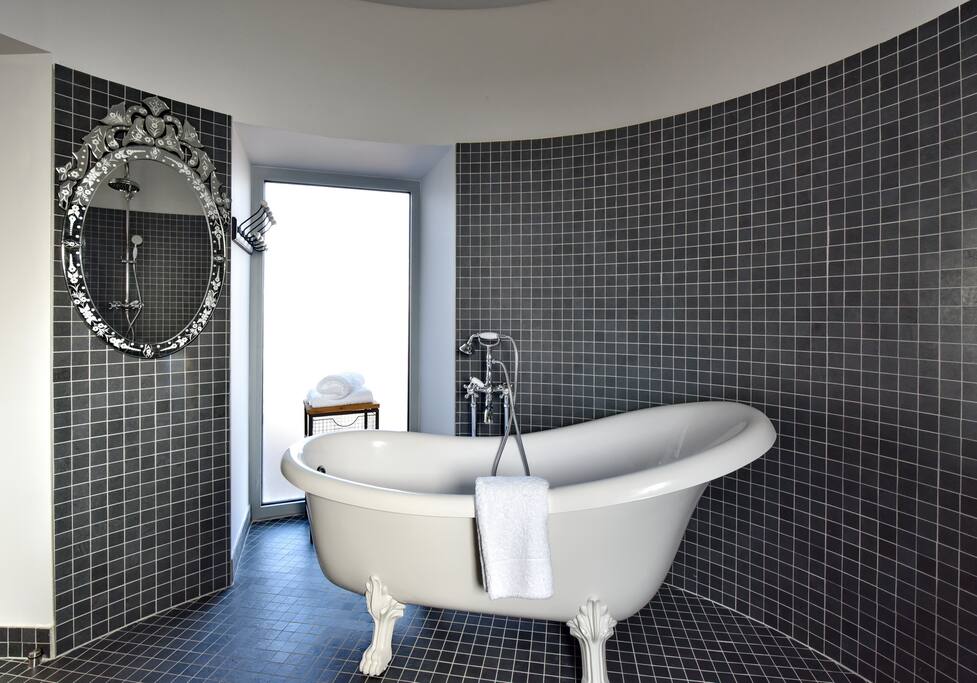 Belle salle de bain avec douche et baignoire dans la tour