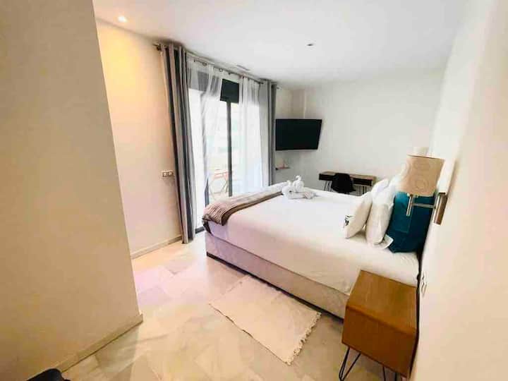 suite des maîtres avec salle de bain privée, dressing tv incurvé (YouTube, smart tv, Netflix,)
et accès à la terrasse... Marina View 

suite parentale avec SDB privée, dressing tv incurvé (YouTube ,smart tv ,Netflix,)
et accès terrasse ...  Vue Sur Marina