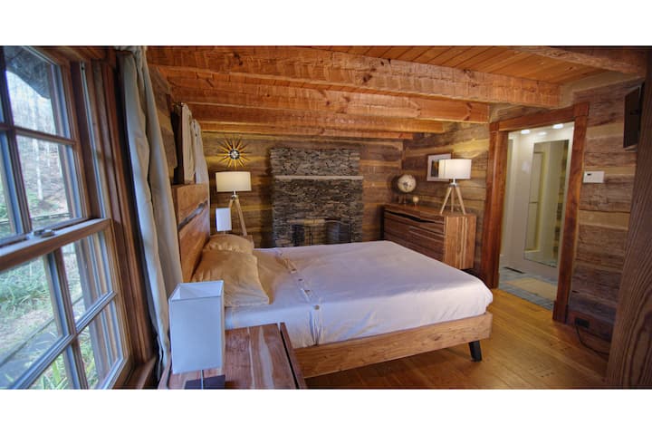 Downstairs left bedroom
