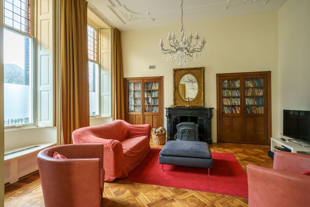 Zitkamer met open haard en tv.