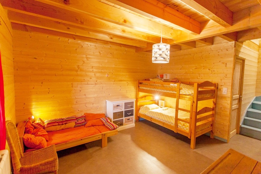 מיטות קומתיים מושב אחד + מושב ספסל אחד + שולחן עץ אחד לילדים