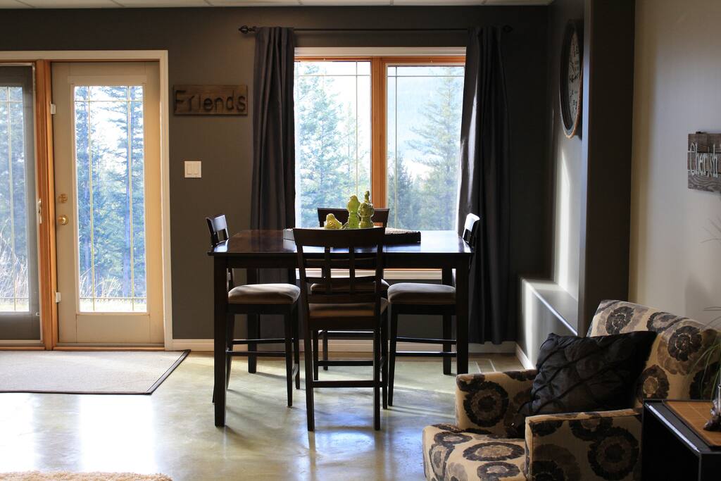 Spacious dining table with views of the mountains. Have a coffee or catch up on work.