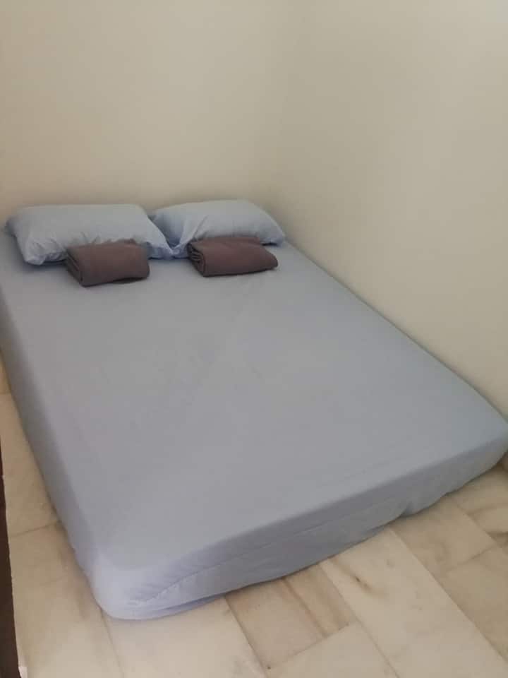 Თავისუფალი საძინებელი 14-16pax, შეიძლება დაიკავოს 2pax, ჭერის ვენტილატორი.