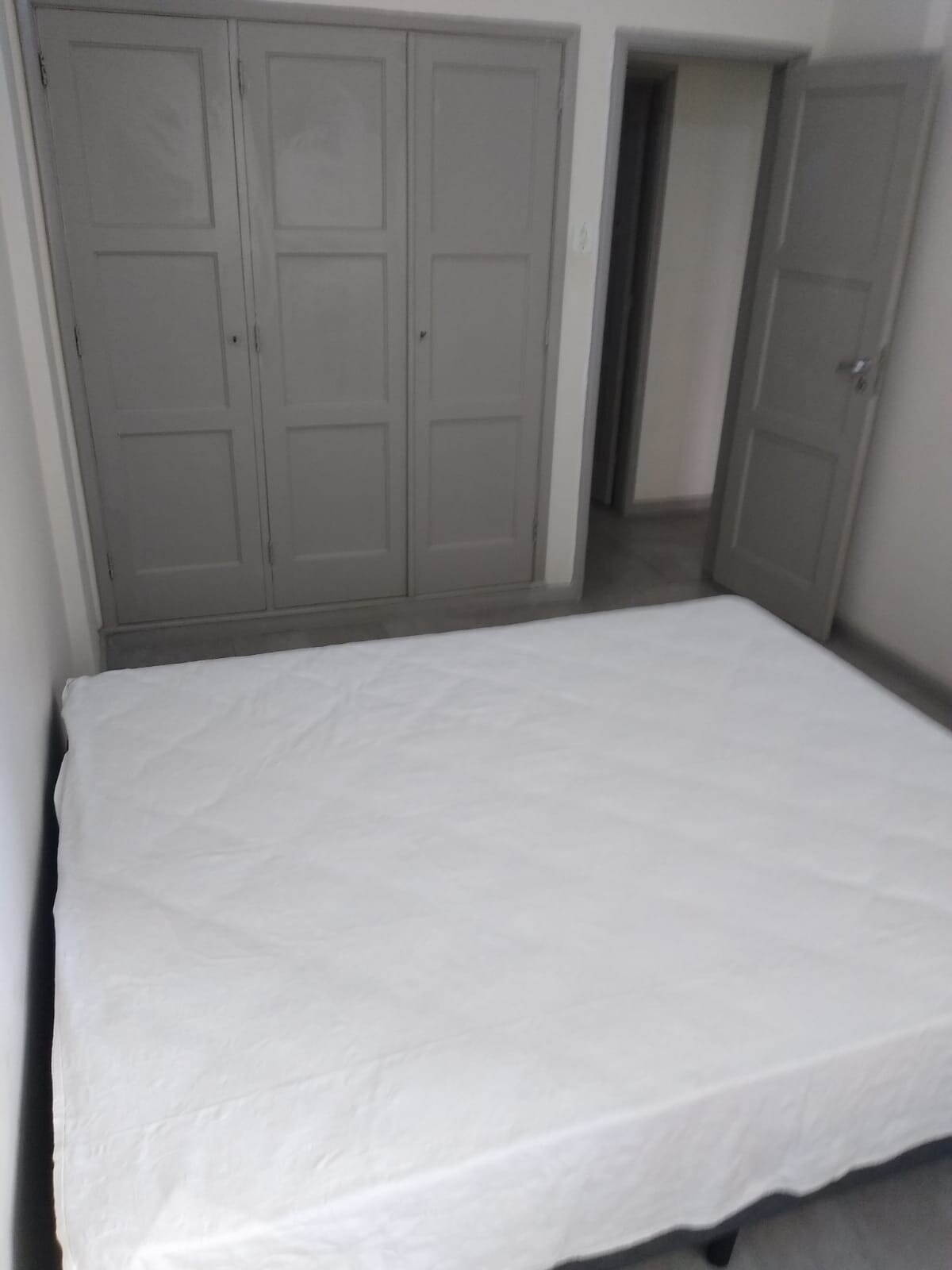 2号卧室配有大衣橱