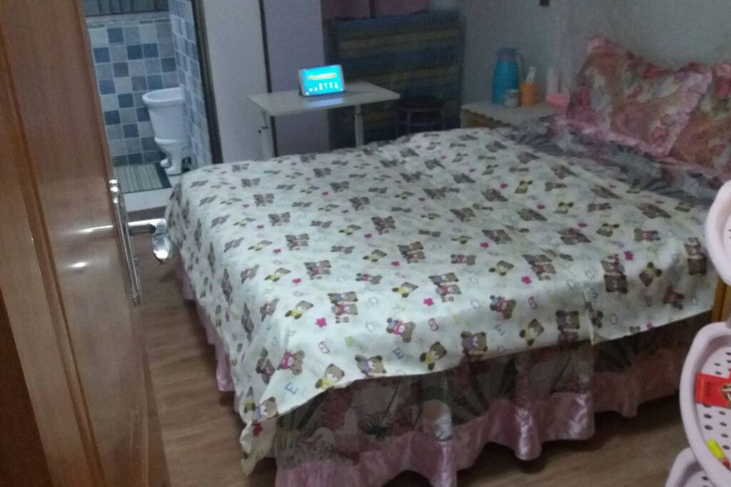 地铁六号线一德路站步行五分钟可到。带阳台大单人房98元,