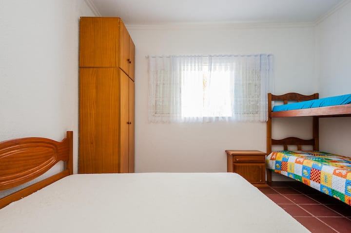 סוויטה 2 (מיטה זוגית, 2 מיטות קומתיים ומיטת תינוק אחת זמינה)