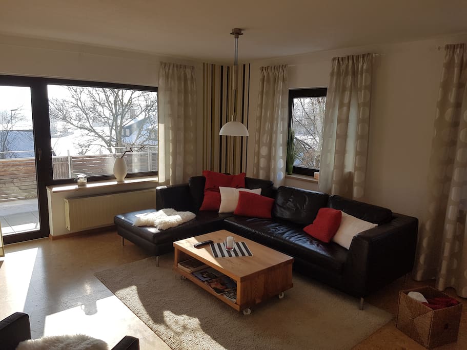 Echtledersofa im Wohnbereich mit Zugang zum großen Balkon