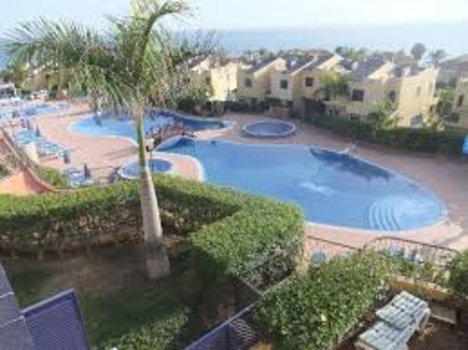 Piscina principal con jacuzzi