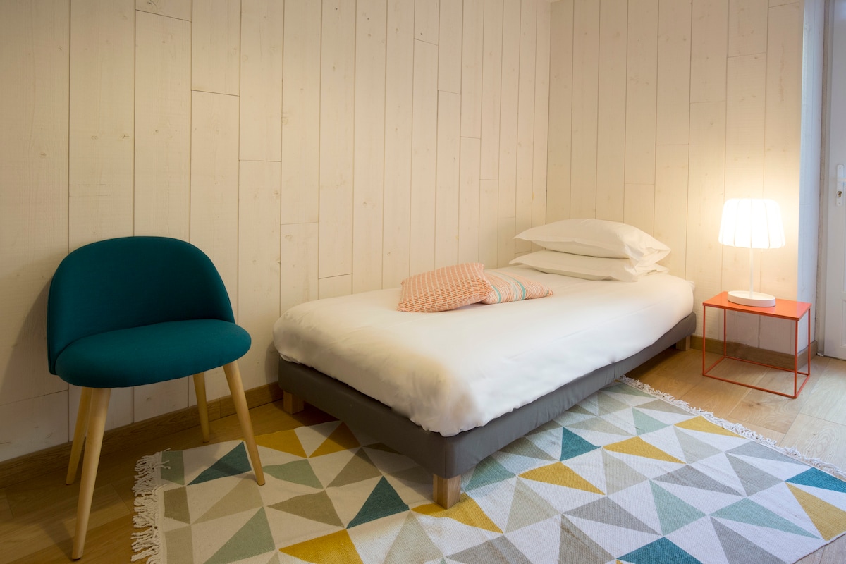 Spálňa 3 s posteľou 90x200 cm s prístupom do súkromného dvora 