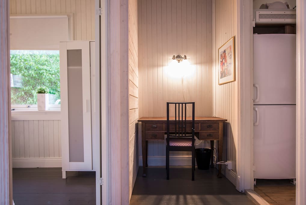 Liten arbetshörna jämte köket. Wifi- finns i hela huset.