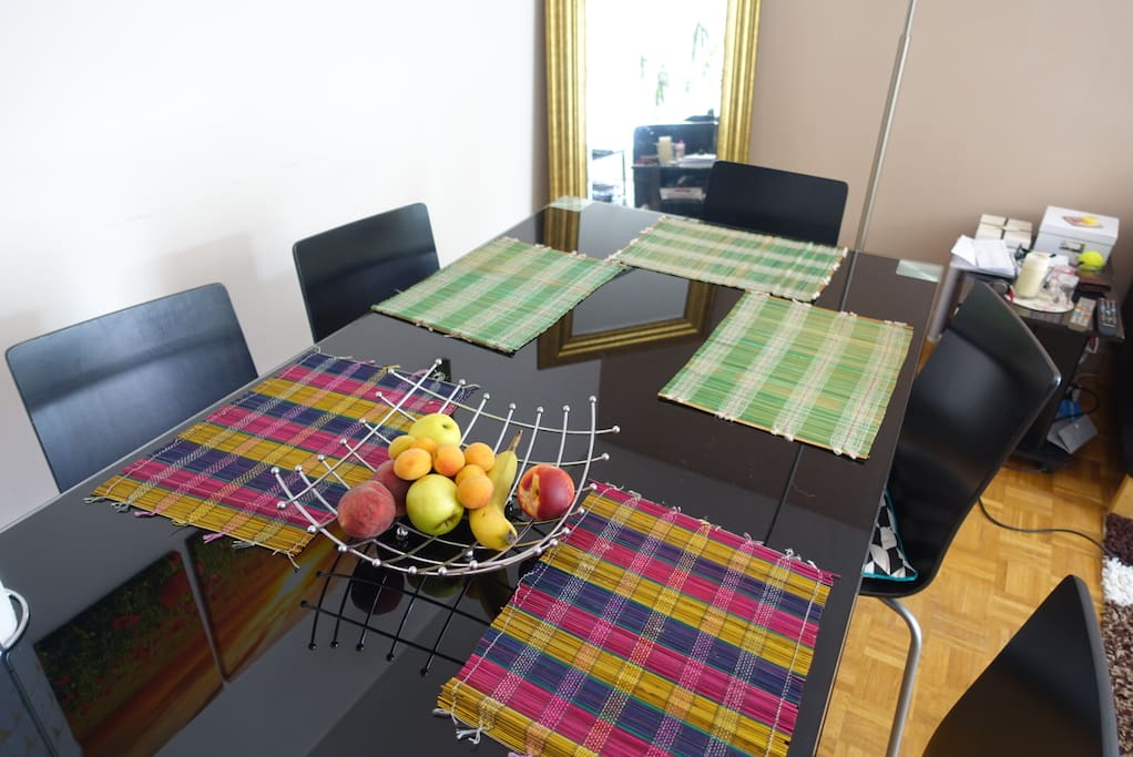 Grande table pour 6 personnes.