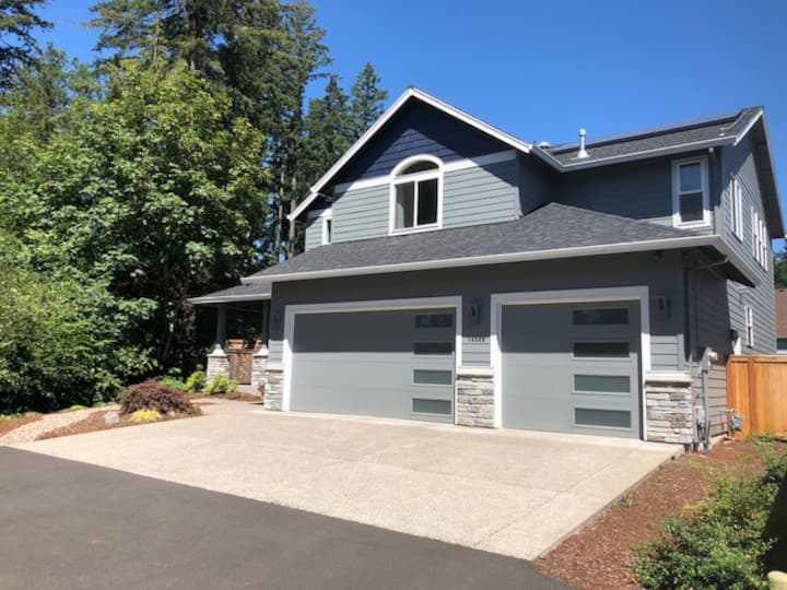 Quiet, comfy room in Clackamas home. Houses for Rent in Clackamas