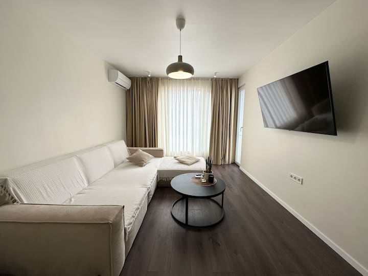 New luxury furnished apartment in City Center