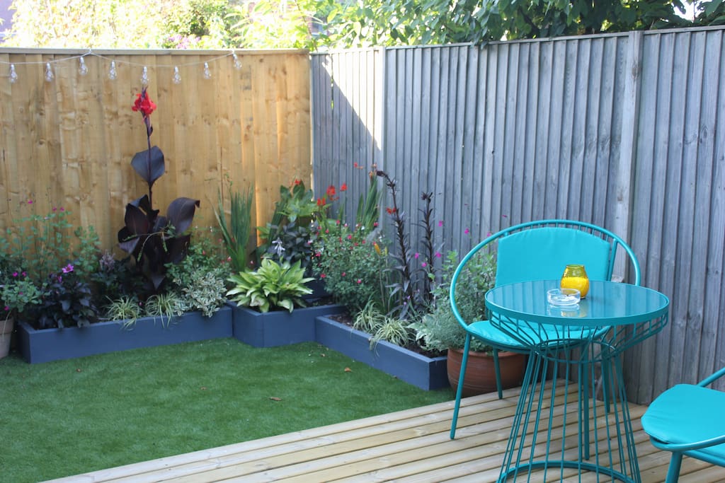Great Chill out garden to enjoy a glass of wine and guests can smoke outside.
Enclosed Garden so ideal for toddlers or pets.