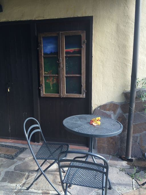 Ein teil von der terrasse mit eingang