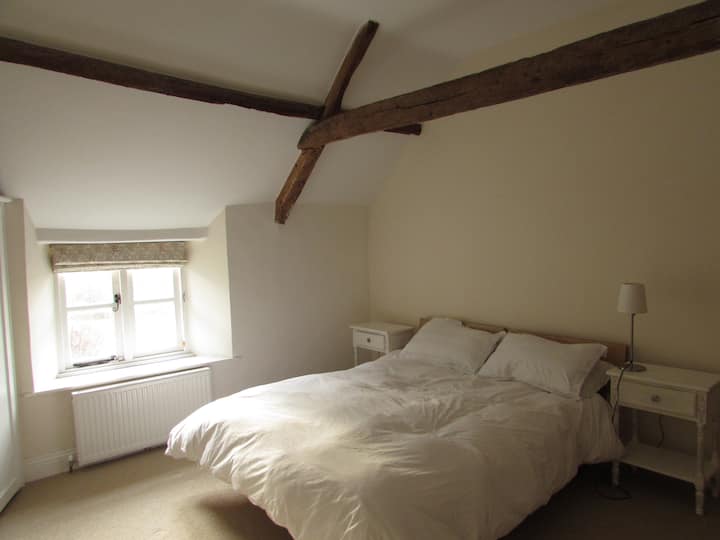 Spálňa 2, veľké manželské postele alebo samostatné postele s vlastnou kúpeľňou a výhľadom do predzáhradky.