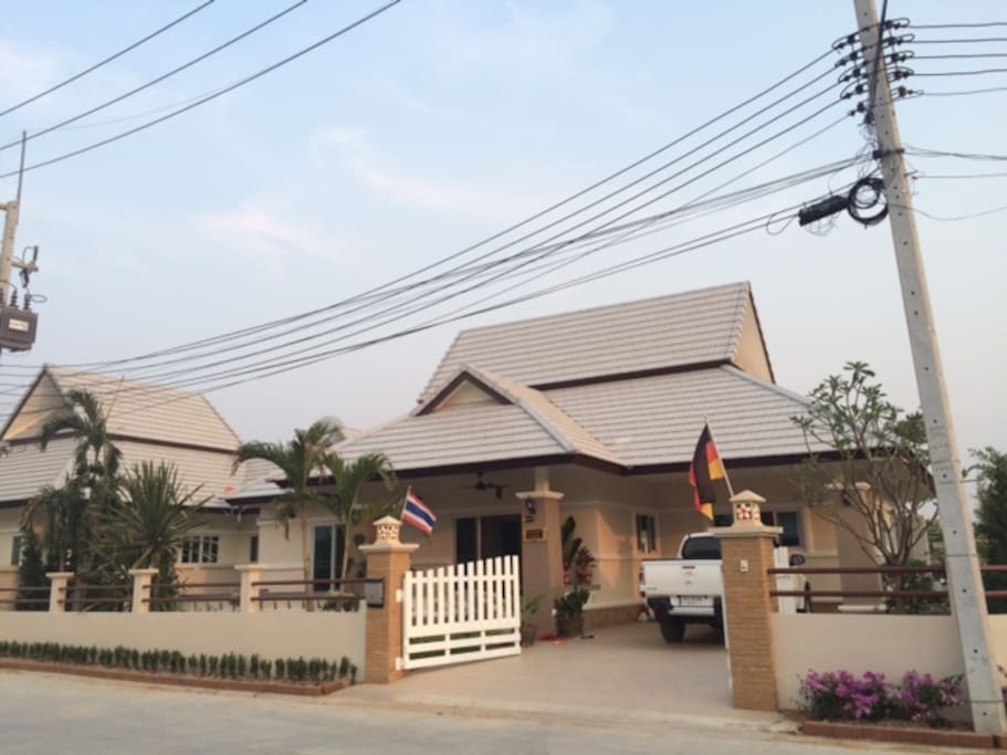 hier vermieten wir 1 Gästezimmer  Poll Villa in einer Siedlung Here we rent 1 guest rooms Poll Villa In a settlement ที่นี่เราเช่าห้องพัก 1 ห้อง Poll Villa ในข้อตกลง